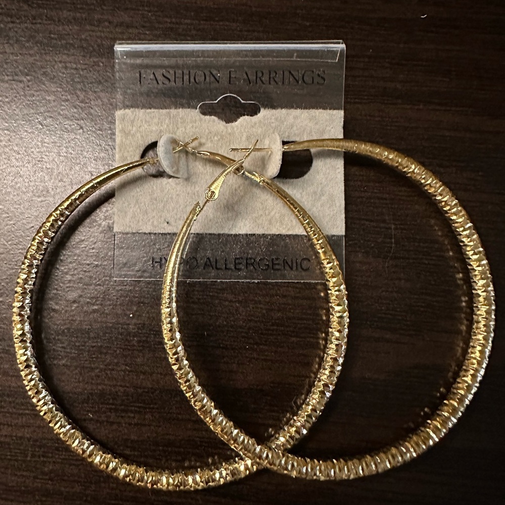 Beautiful Gold Hoop Fashion earrings!